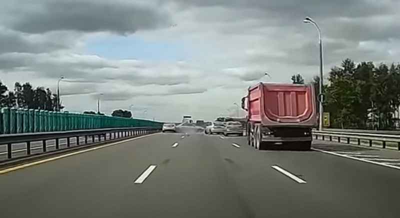 Появилось видео массовой аварии на минской МКАД. В кадр попал момент столкновения