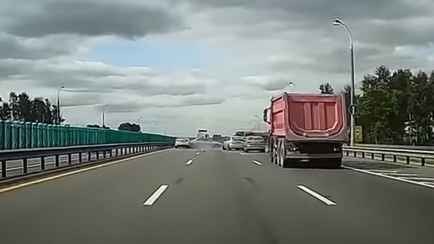 Появилось видео массовой аварии на минской МКАД. В кадр попал момент столкновения