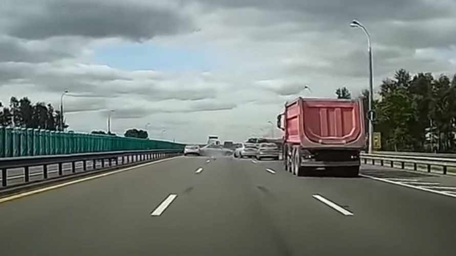 Появилось видео массовой аварии на минской МКАД. В кадр попал момент столкновения