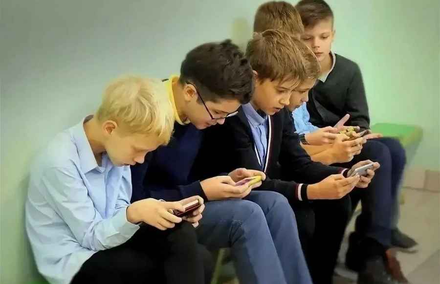 ЮНЕСКО призвала запретить смартфоны в школах. И вот почему
