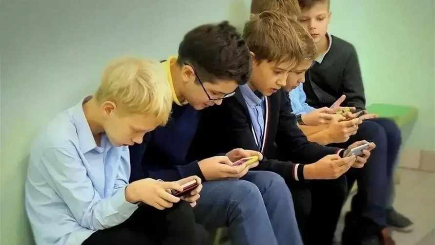 ЮНЕСКО призвала запретить смартфоны в школах. И вот почему