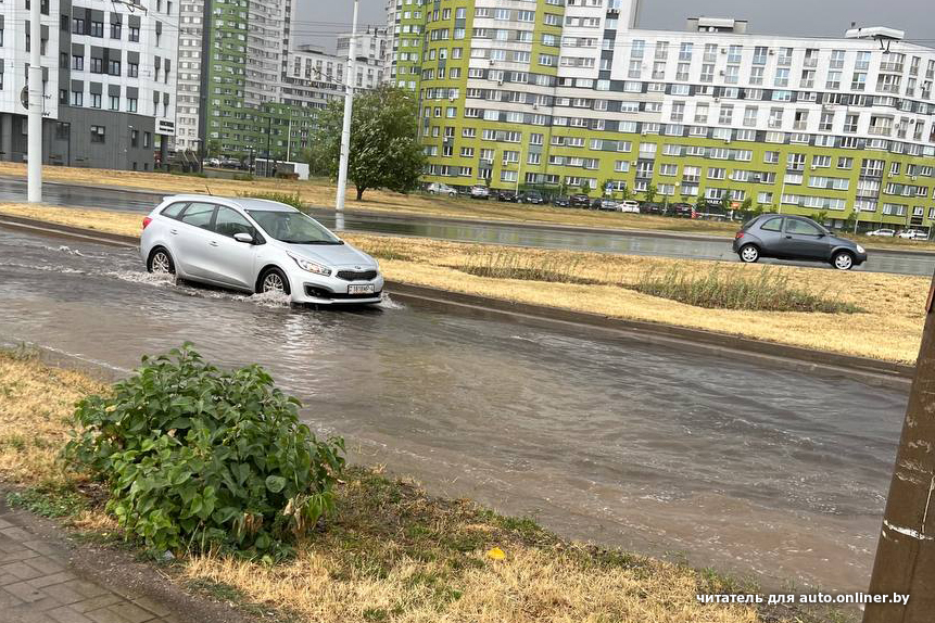 «Поплыли, товарищи! Выхода нет» — В Минске из-за ливня ГАИ вывела на дороги регулировщиков
