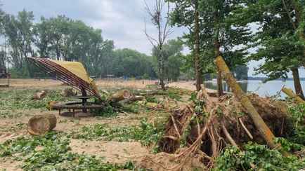 Чиновники пообещали устранить последствия смерча на Минском море к выходным