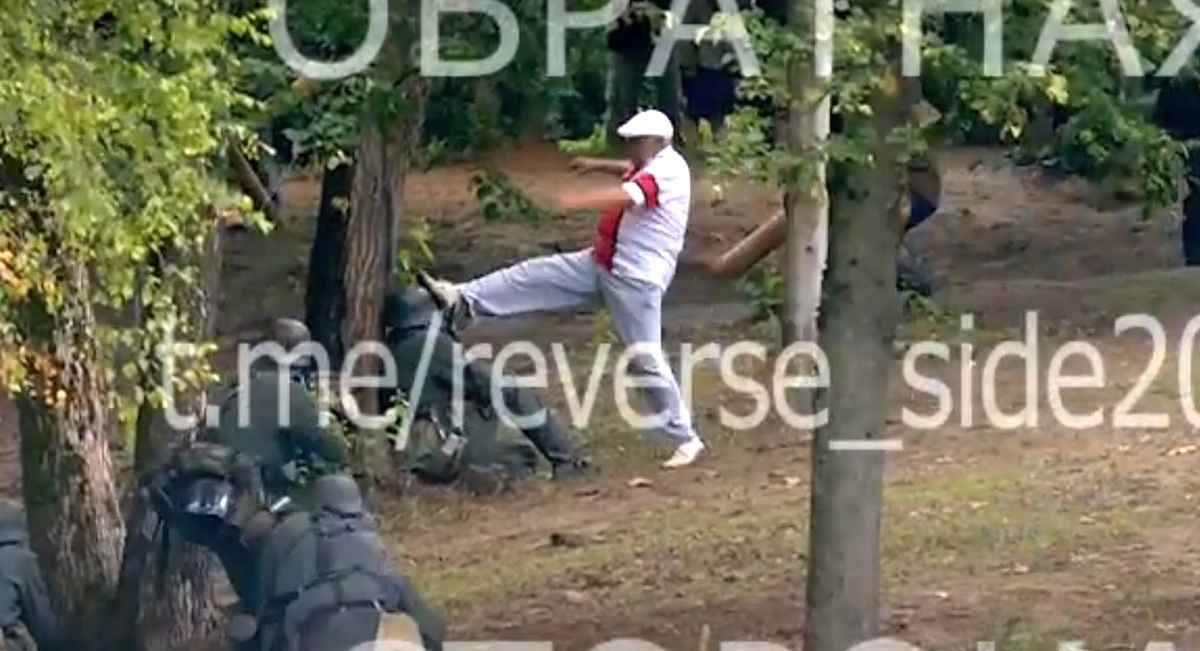 Под Могилевом зритель напал на переодетого в "фашиста" актера во время реконструкции боя