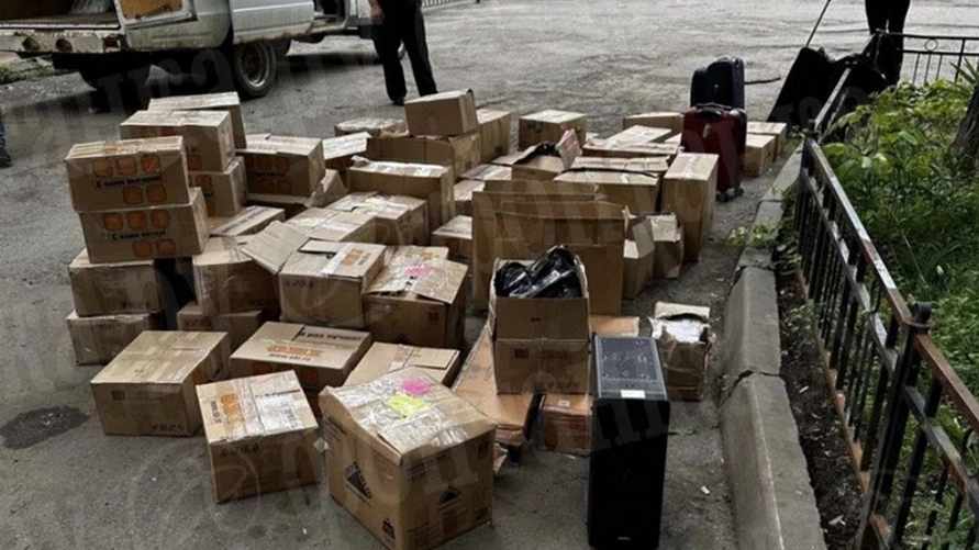 Изъятые силовиками коробки, в которых находились деньги Пригожира, фото fontanka.ru