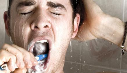 Чистите зубы в душе? Зря. Стоматологи предупредили о фатальных последствиях
