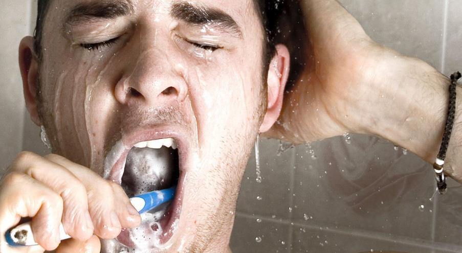 Сторонники чистки зубов в душе считают, что это