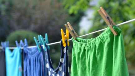 Одежду из такой ткани нельзя сушить на солнце. Оно навсегда испортит ваши вещи