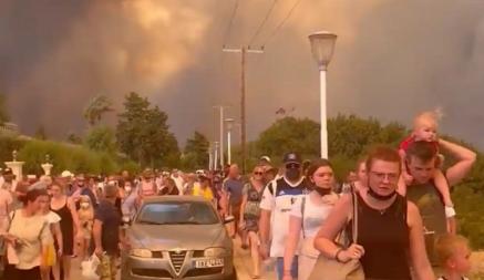 Тысячи туристов эвакуировали с греческого острова Родос из-за лесных пожаров 