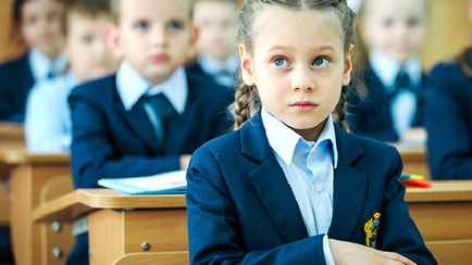 Чиновники предложили минским школьникам одеваться в форму с госимволикой. Когда «унифицируют» деловой стиль?