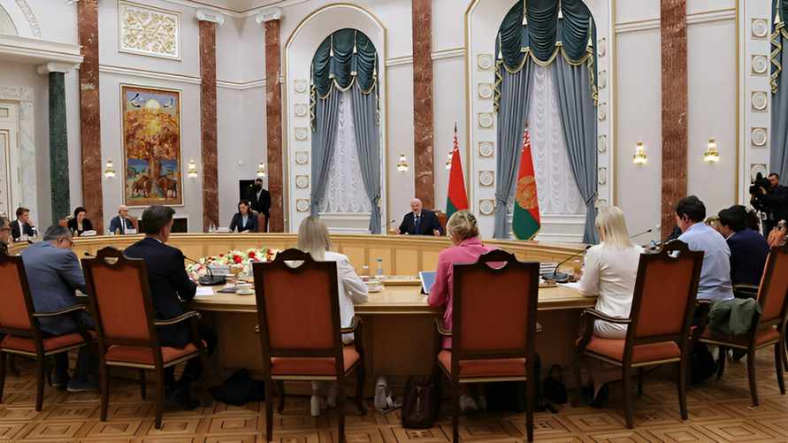 "Чего мне без него туда ехать" - Лукашенко пообещал посоветоваться со "старшим братом", ехать ли ему в США. Зачем?