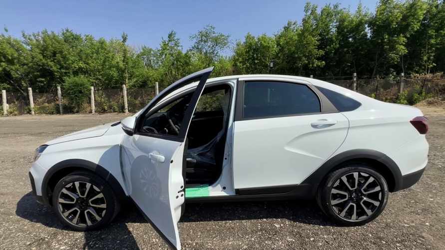 В России в автосалонах стали продавать "чуть-чуть недоделанные" Lada Vesta. Это как?