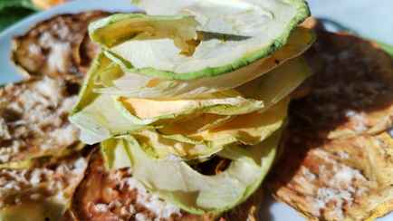 Не знаете, куда девать 200 кг кабачков на даче? Опробовали рецепт вкусных чипсов