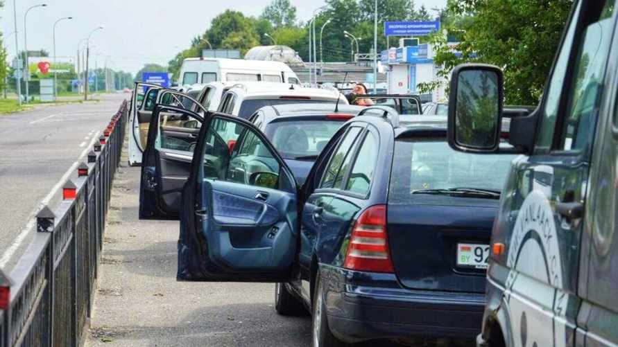 Белорусским водителям разрешили выезжать из Беларуси без "зелёной карты"