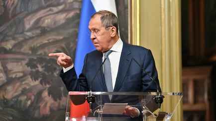 «Военные не будут разбираться» — Лавров заявил, что передачу Киеву F-16 РФ будет считать ядерной угрозой Запада