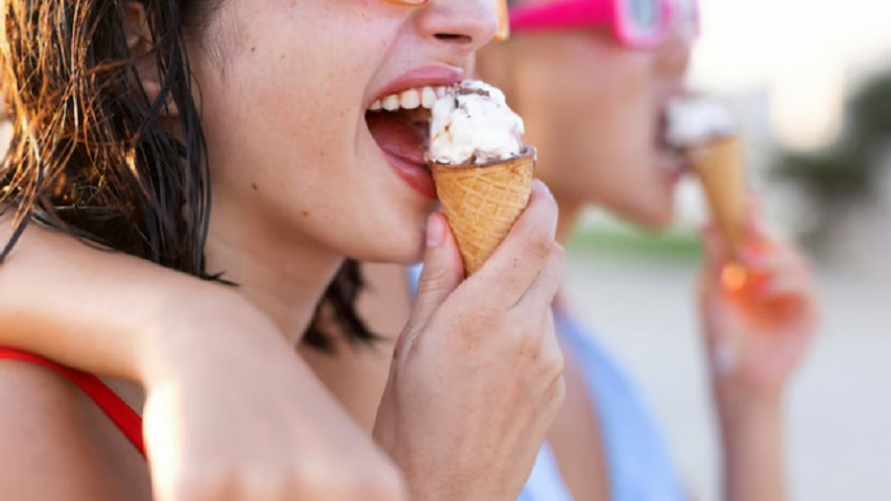 Доктор Комаровский рассказал, как правильно есть мороженое на жаре