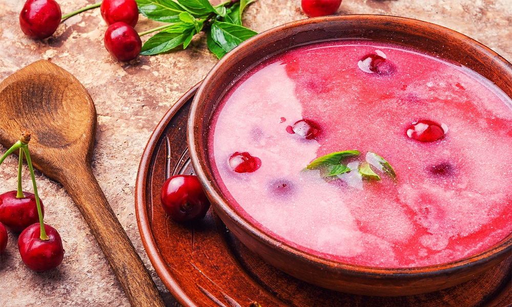 Как приготовить настоящий белорусский холодник? Нашли рецепты классического, вишневого и миндального супов