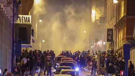 «Всё выходит из-под контроля» — Макрон предложил блокировать соцсети во время протестов