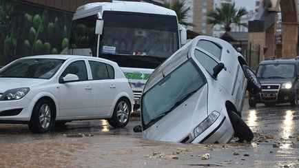 В ГАИ рассказали, что делать белорусам, если машина влетела в яму на дороге. А ущерб возместят?