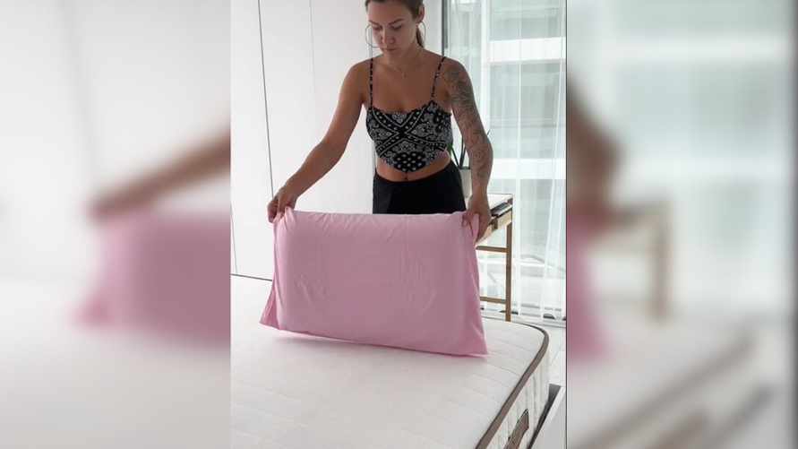 Что делать, если наволочка большая, а подушка маленькая? В TikTok показали гениальный лайфхак