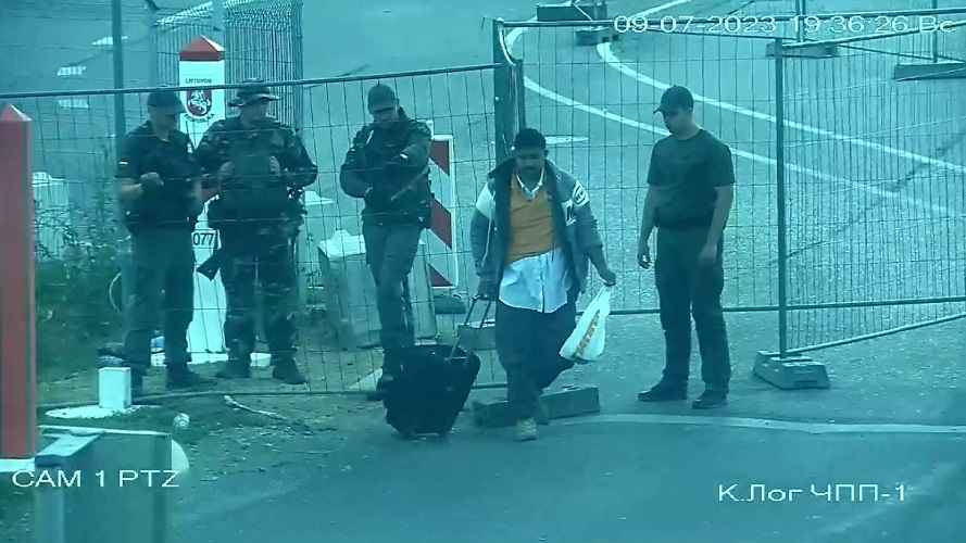 Фото: гражданин Пакистана на границе Беларуси и Литвы / скриншот видео ГПК