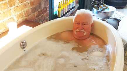 «Купаюсь в пиве» — Экс-президент Польши поделился фото в ванной. Как отреагировали в Сети?