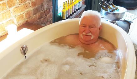 «Купаюсь в пиве» — Экс-президент Польши поделился фото в ванной. Как отреагировали в Сети?