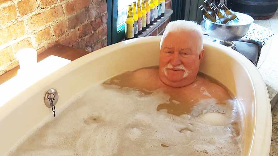 «Купаюсь в пиве» — Экс-президент Польши поделился фото в ванной. Как отреагировали в Сети?