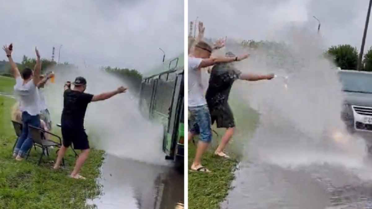 "Обдай меня полностью!" - Жители Могилёва устроили на дороге "водный аттракцион" после ливня