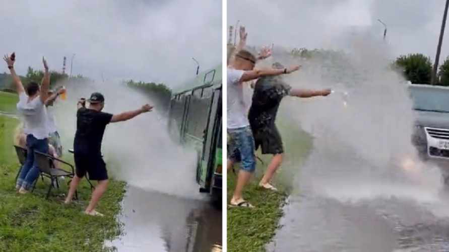 "Обдай меня полностью!" - Жители Могилёва устроили на дороге "водный аттракцион" после ливня