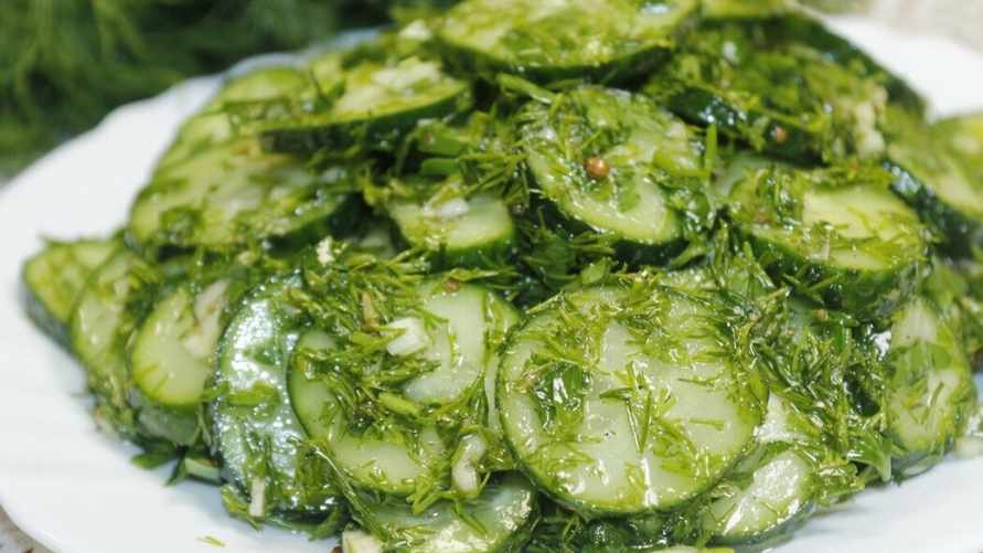 Салат из огурцов получается водянистым? Вот какую ошибку с солью вы допускаете