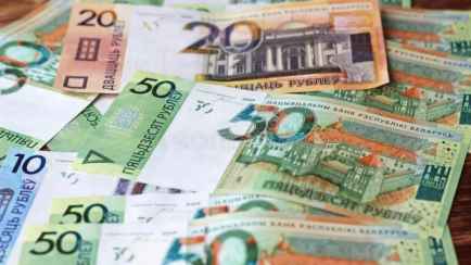 Минтруда объявило о повышении белорусам пособий по уходу за ребенком. Насколько?