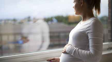 Глава Минздрава РФ назвал «порочной практикой» получение женщинами образования до беременности