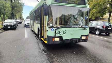 Появилось видео, как мужчина попал под колёса троллейбуса в Минске