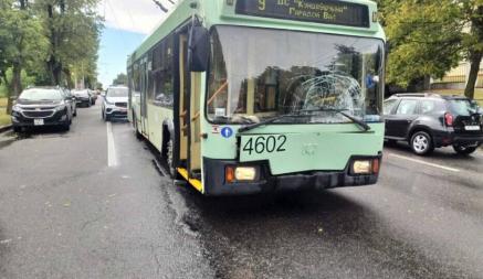 Появилось видео, как мужчина попал под колёса троллейбуса в Минске
