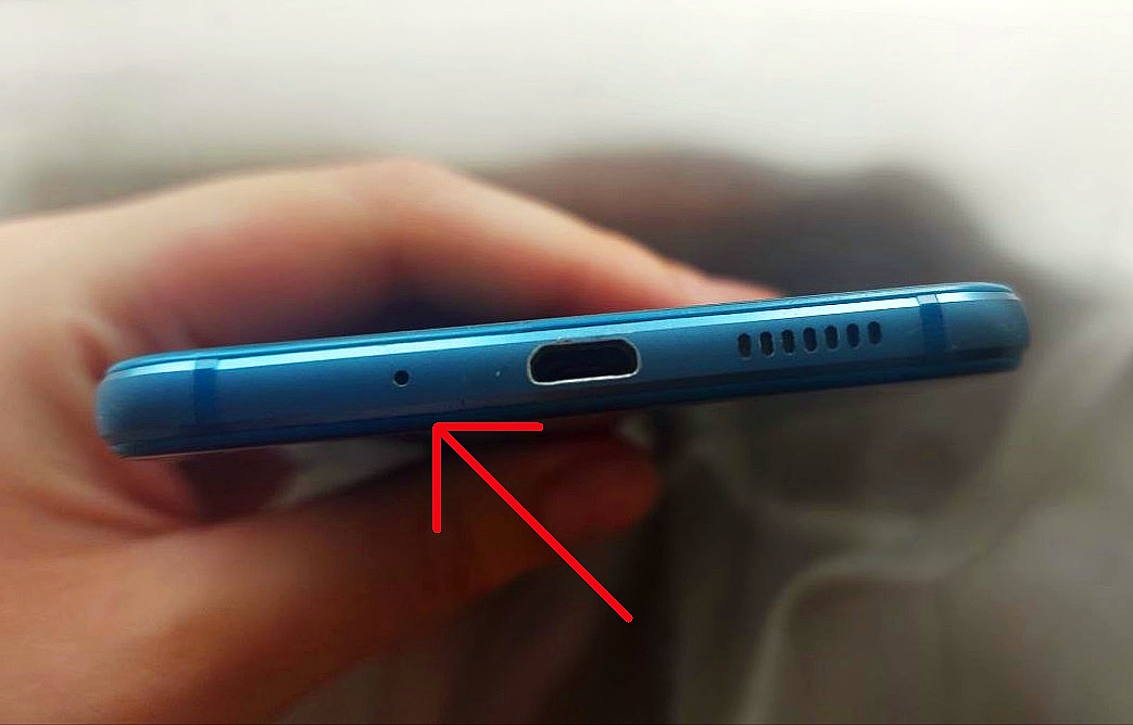 Зачем в смартфонах делают странные крошечные отверстия? Вы найдете их на торцах и возле камеры