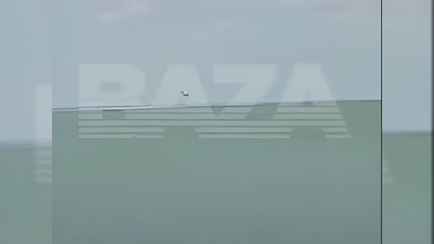 «Так и должно быть?» — Очевидцы опубликовали видео падения Су-25 на пляже в России