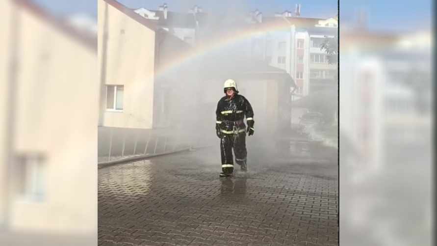 Рев сирен и радуга. В Сети появилось видео, как на пенсию отправляли белорусского спасателя