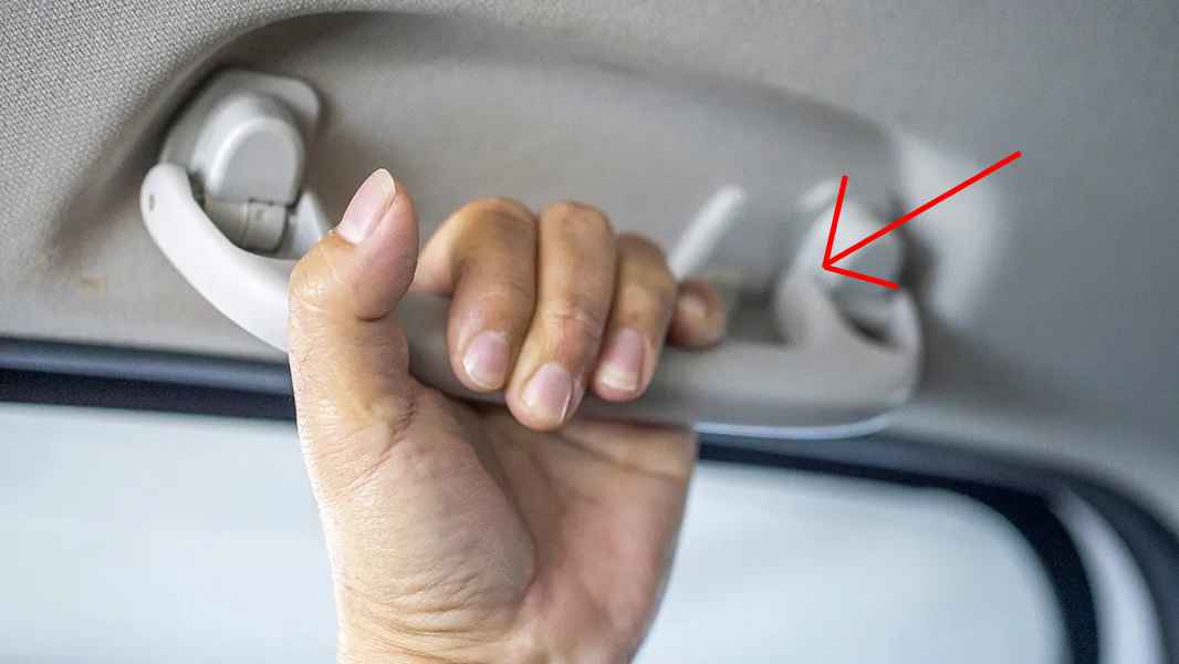 Зачем нужны ручки над дверью в салоне авто? Не для того, чтобы держаться за них во время езды