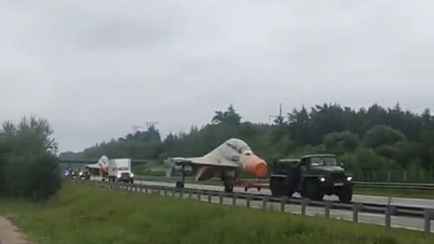 На трассе под Минском заметили истребители. Что происходит?