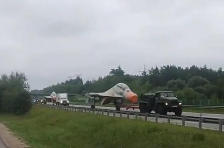 Видео с колонной буксируемых самолётов выложили в TikTok.