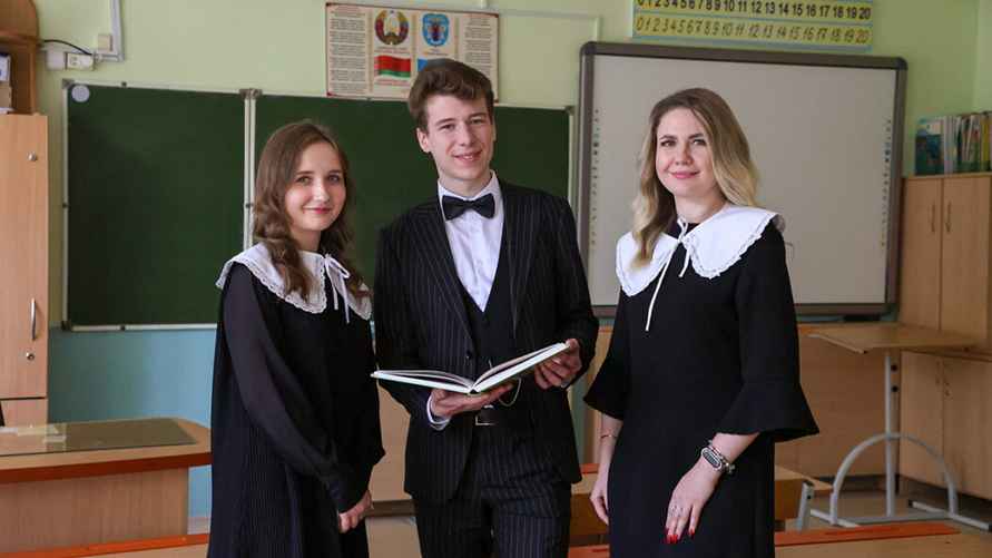 Фото sb.by, Александра Кулевского. Минск. Учитель начальных классов Илона Стацевич, библиотекарь Павел Дворянинов и учитель английского языка Вероника Федотова