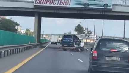 «Газу надо было» — Водитель устроил «танцы» с прицепом на кольцевой Минска