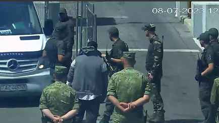 Появилось видео, как литовские пограничники выдворяют иностранца с КПП Мядининкай