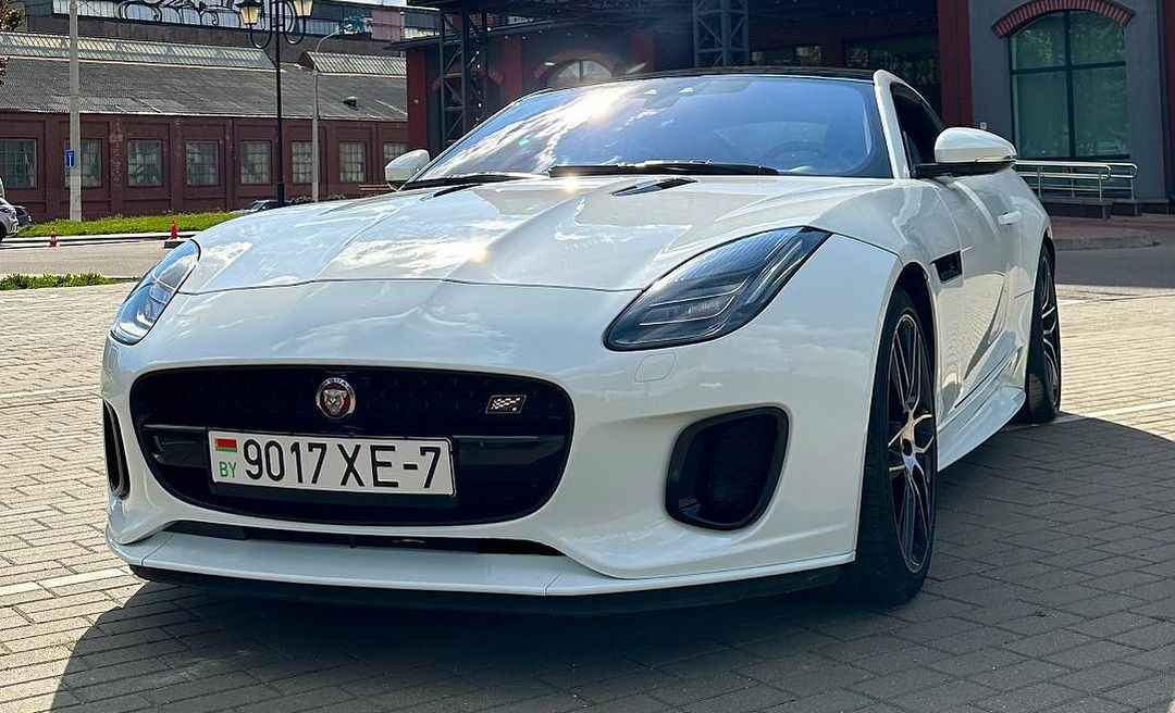 У белорусов появилась возможность покататься на Jaguar F-Type. Сколько стоит минута?