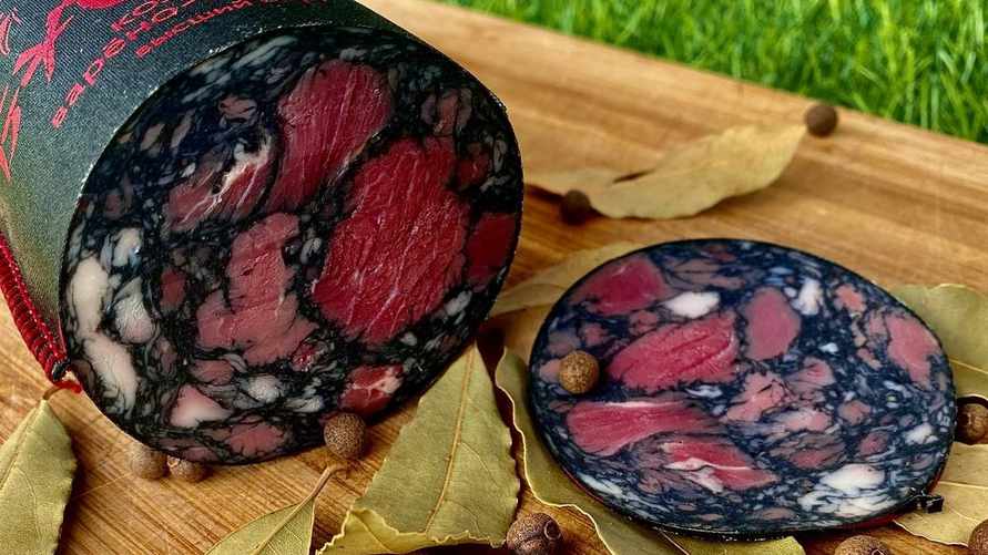 Белорусам предложили "японскую" колбасу "с углем". А мясо там есть?