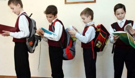 Минобразования Беларуси озвучило стоимость пользования школьными учебниками. Кому платить не придётся?