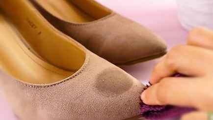 Как легко почистить замшевую обувь? Протрите ее этим косметическим средством