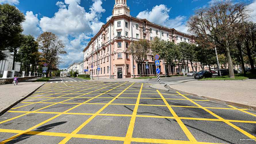 В Беларуси впервые появилась на дороге разметка-"вафельница". Как на ней вести себя водителям?
