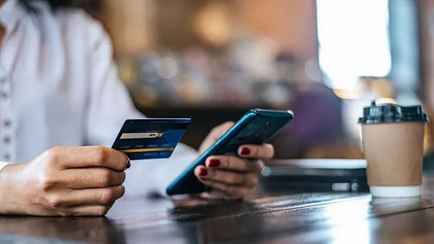 Один из банков позволил белорусам переводить деньги на любую карточку мира. Но есть условие